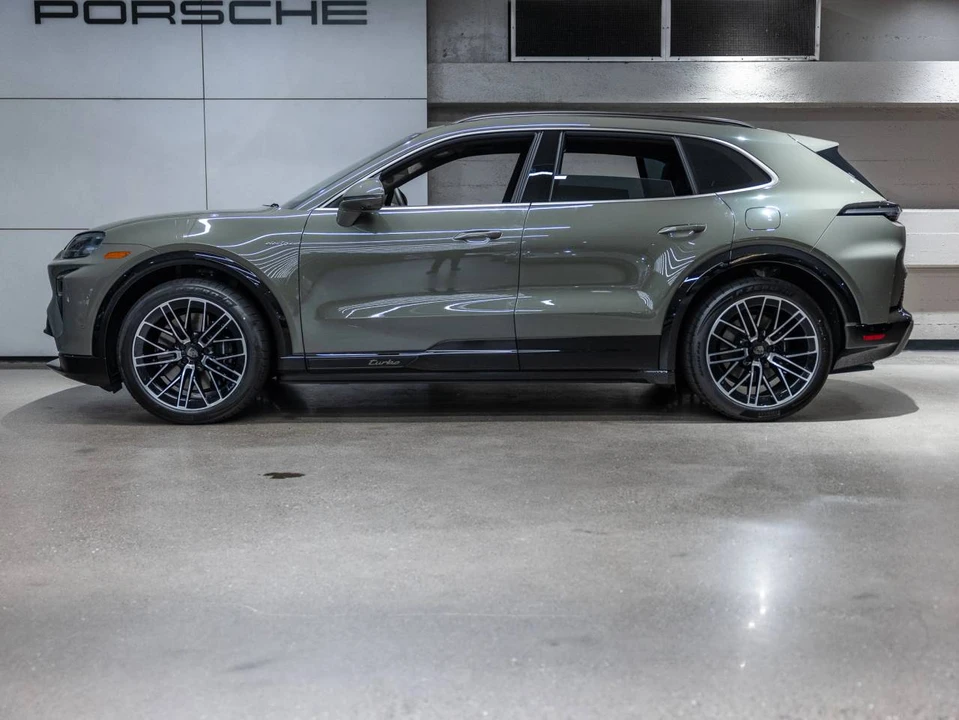 2026 Porsche 9Y0/9Y3 Cayenne Turbo - Image 2 of 4