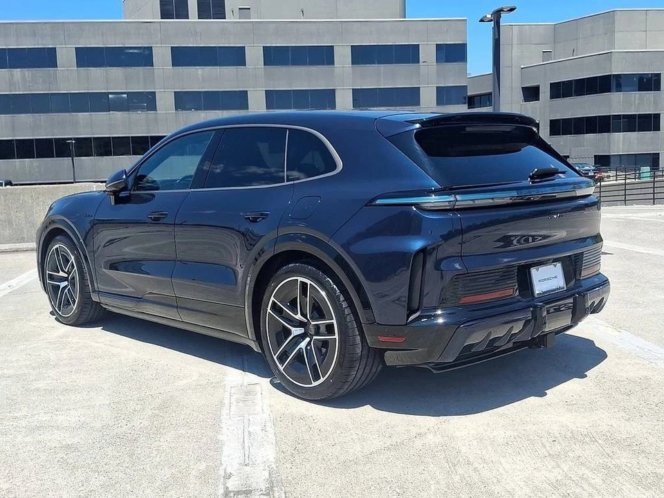 2026 Porsche 9Y0/9Y3 Cayenne Turbo - Image 3 of 5