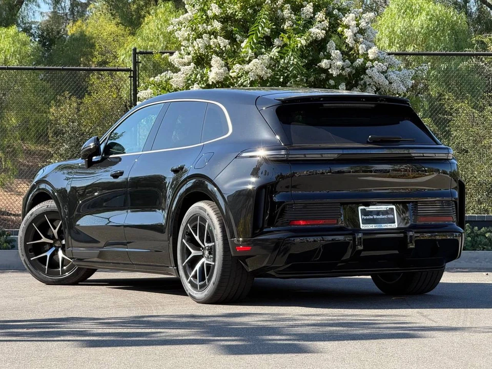 2026 Porsche 9Y0/9Y3 Cayenne Turbo - Image 3 of 5