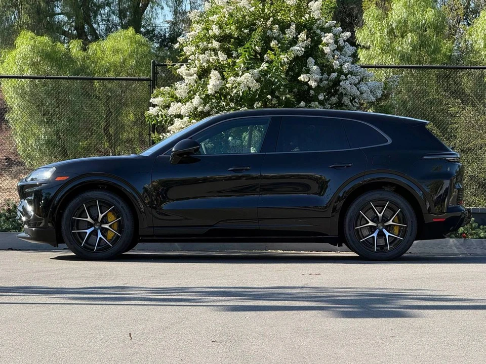 2026 Porsche 9Y0/9Y3 Cayenne Turbo - Image 2 of 5