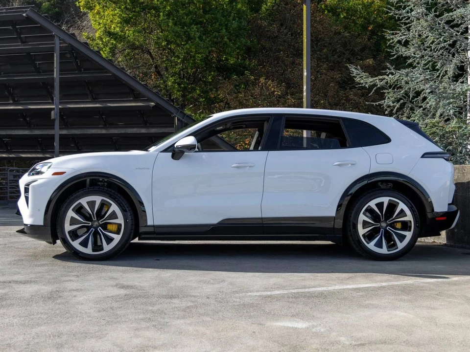 2026 Porsche 9Y0/9Y3 Cayenne Turbo - Image 2 of 5