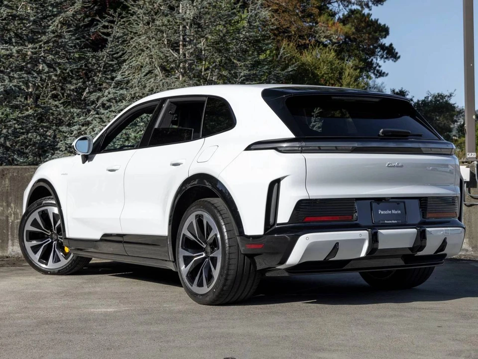 2026 Porsche 9Y0/9Y3 Cayenne Turbo - Image 3 of 5