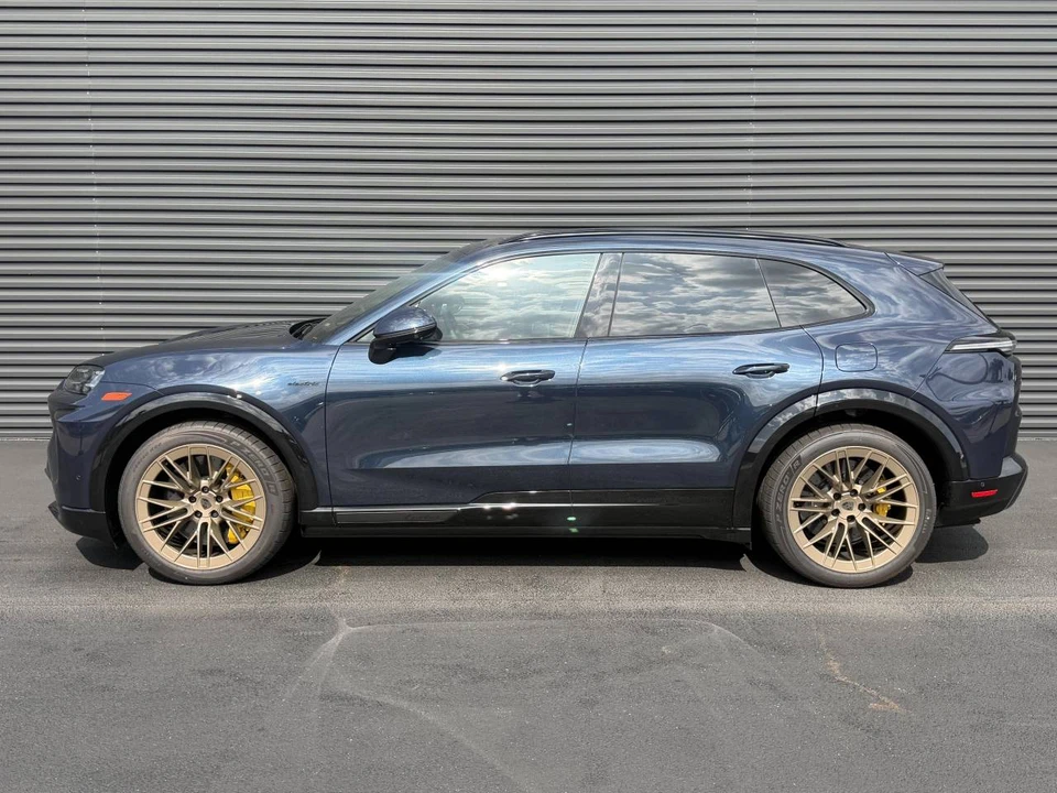 2026 Porsche 9Y0/9Y3 Cayenne Turbo - Image 2 of 4
