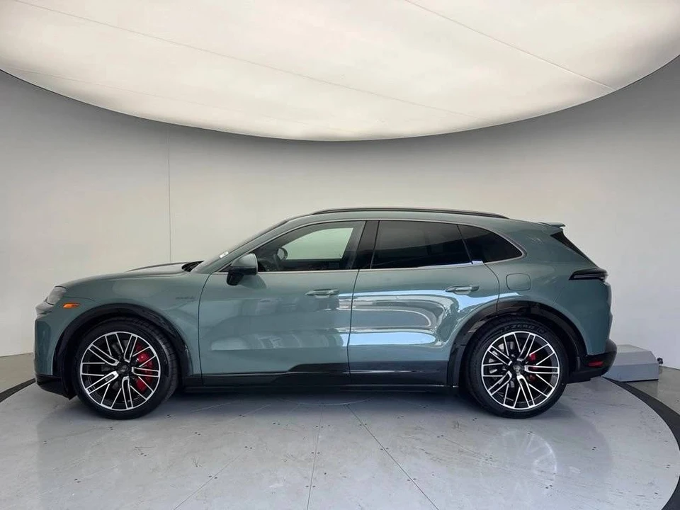 2026 Porsche 9Y0/9Y3 Cayenne Turbo - Image 2 of 5