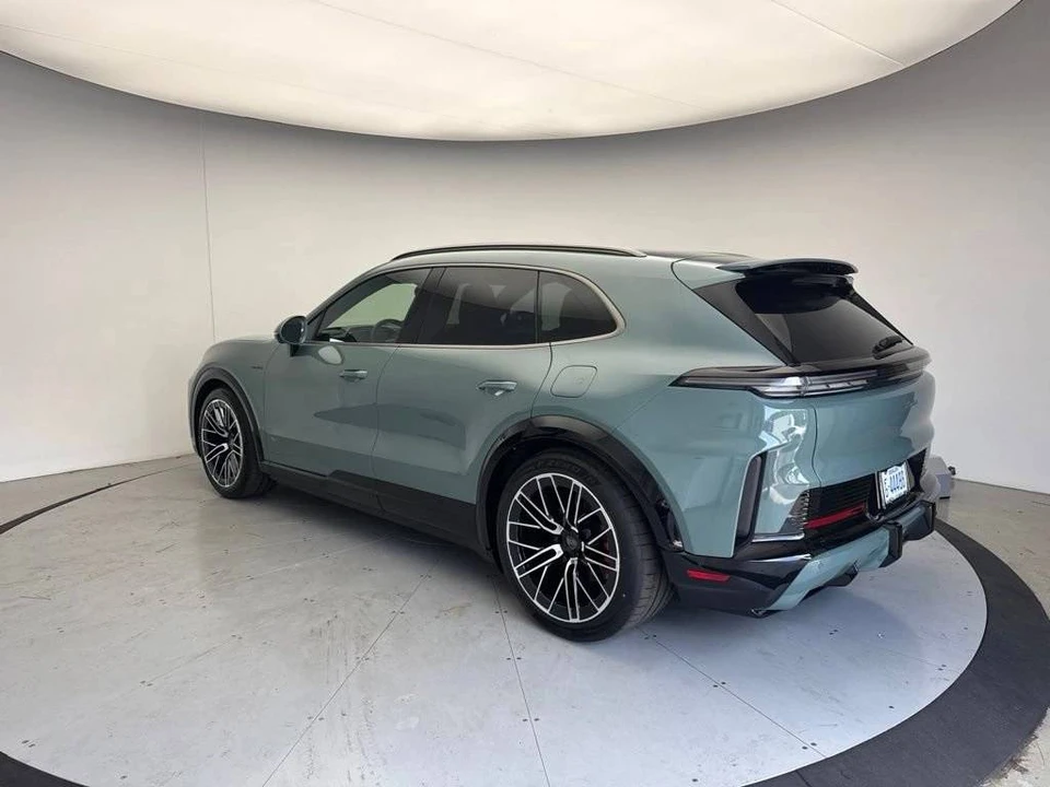 2026 Porsche 9Y0/9Y3 Cayenne Turbo - Image 3 of 5
