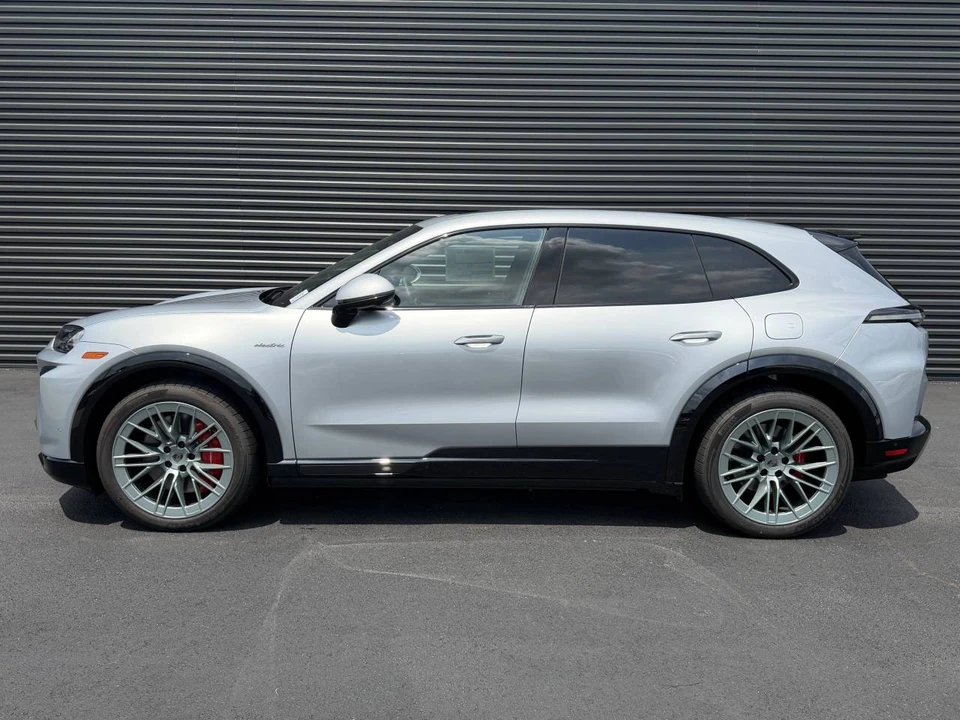 2026 Porsche 9Y0/9Y3 Cayenne Turbo - Image 2 of 5