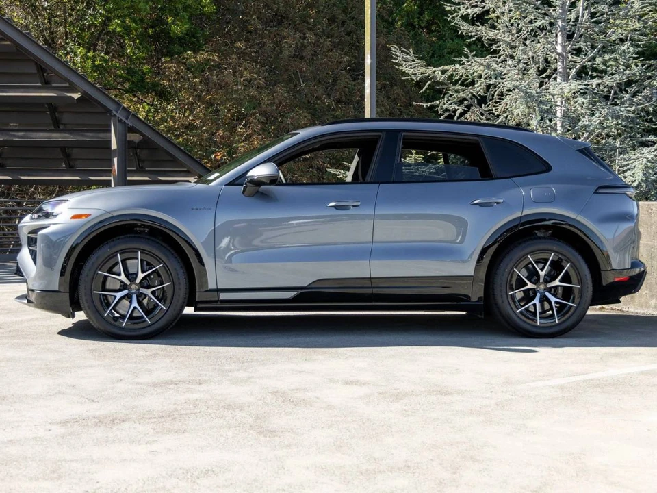 2026 Porsche 9Y0/9Y3 Cayenne Turbo - Image 2 of 5