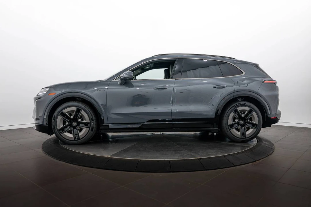 2026 Porsche 9Y0/9Y3 Cayenne Turbo - Image 2 of 4
