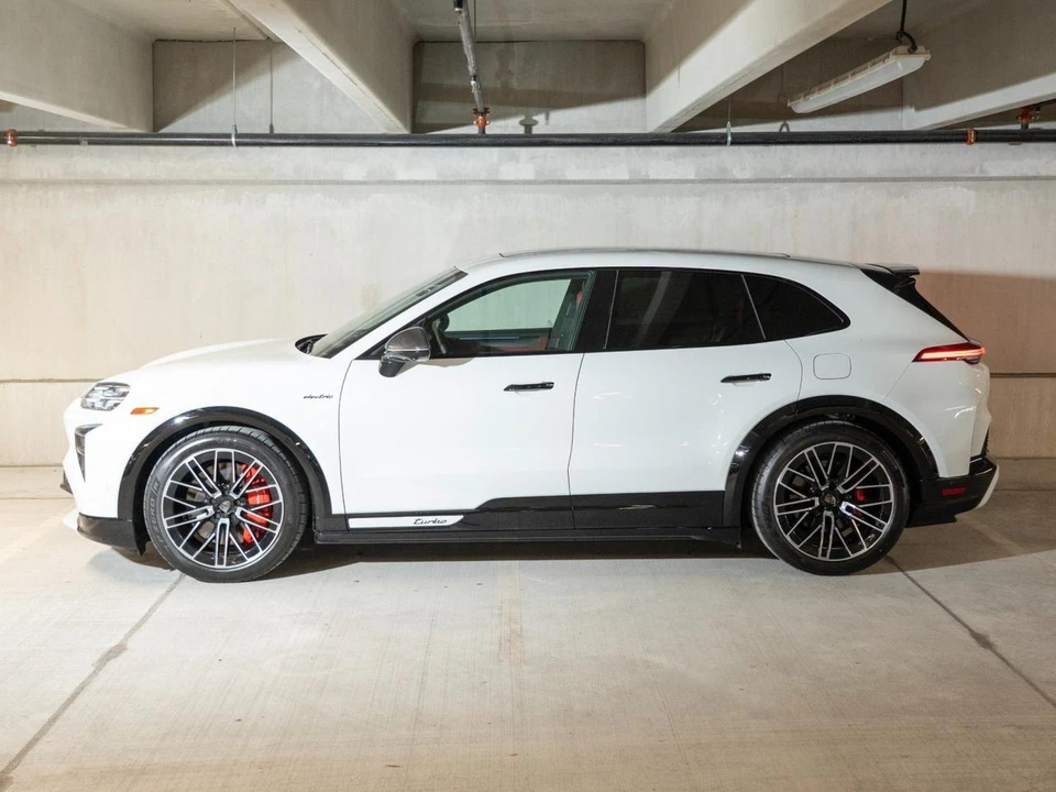 2026 Porsche 9Y0/9Y3 Cayenne Turbo - Image 2 of 31