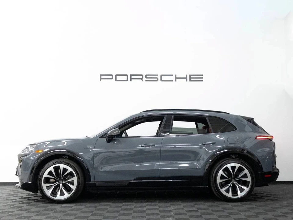 2026 Porsche 9Y0/9Y3 Cayenne Turbo - Image 2 of 5