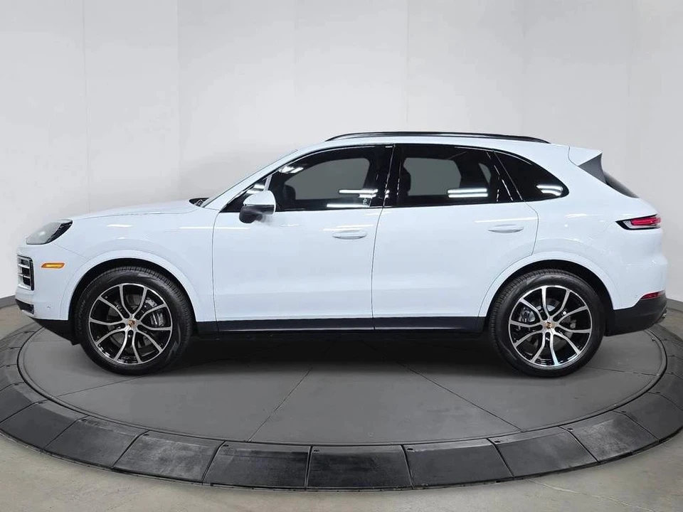 2026 Porsche 9Y0/9Y3 Cayenne - Image 2 of 5