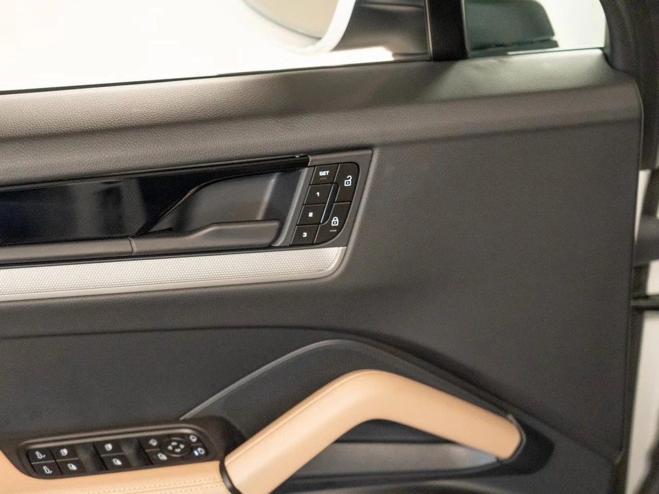2026 Porsche 9Y0/9Y3 Cayenne - Image 18 of 29