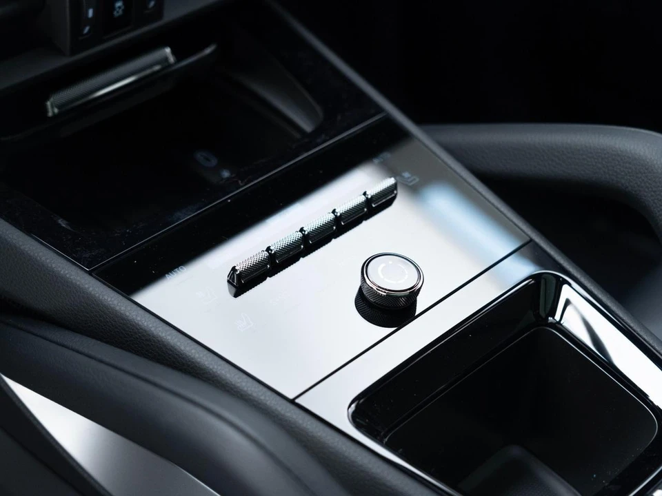 2026 Porsche 9Y0/9Y3 Cayenne - Image 25 of 31