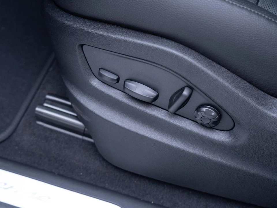 2026 Porsche 9Y0/9Y3 Cayenne - Image 14 of 31