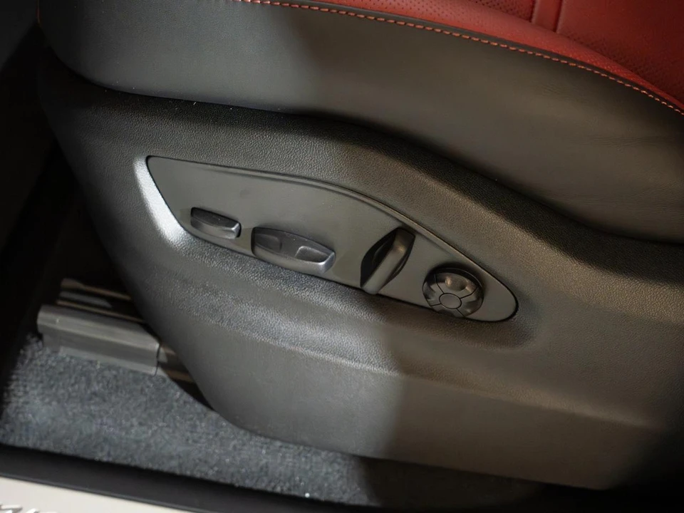 2026 Porsche 9Y0/9Y3 Cayenne - Image 14 of 29