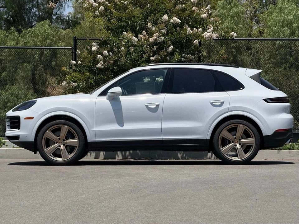 2026 Porsche 9Y0/9Y3 Cayenne - Image 2 of 5
