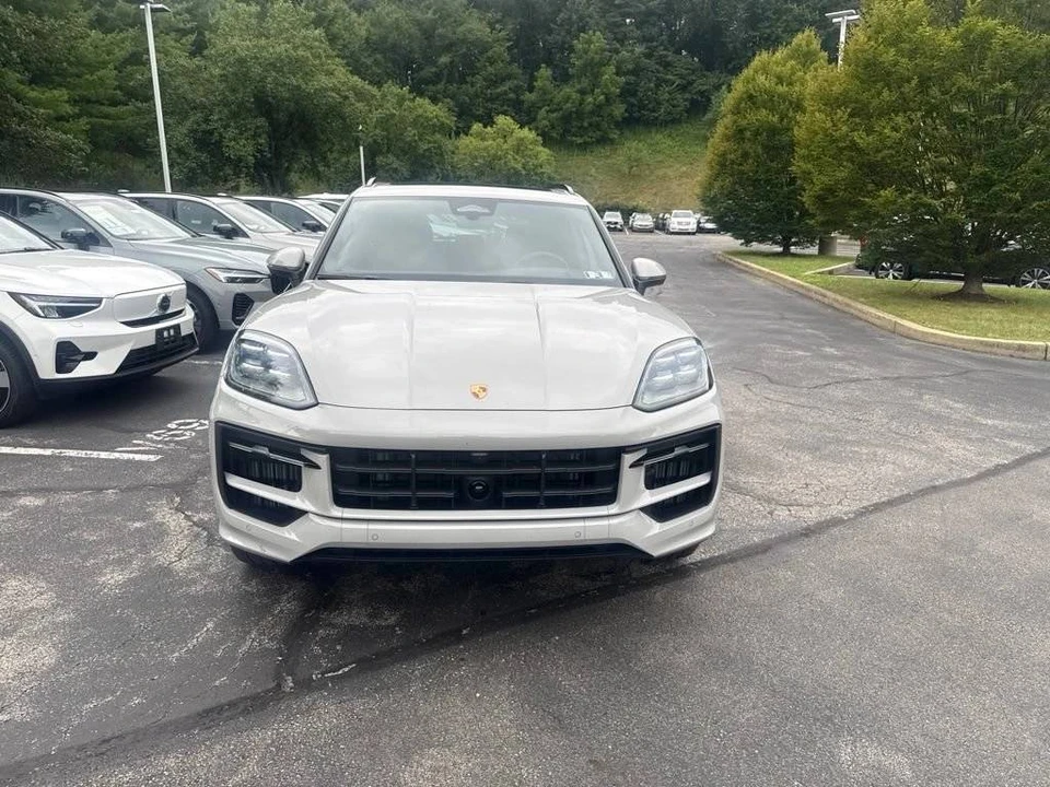 2026 Porsche 9Y0/9Y3 Cayenne - Image 2 of 4