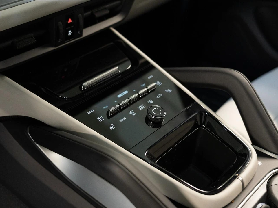 2026 Porsche 9Y0/9Y3 Cayenne - Image 21 of 28
