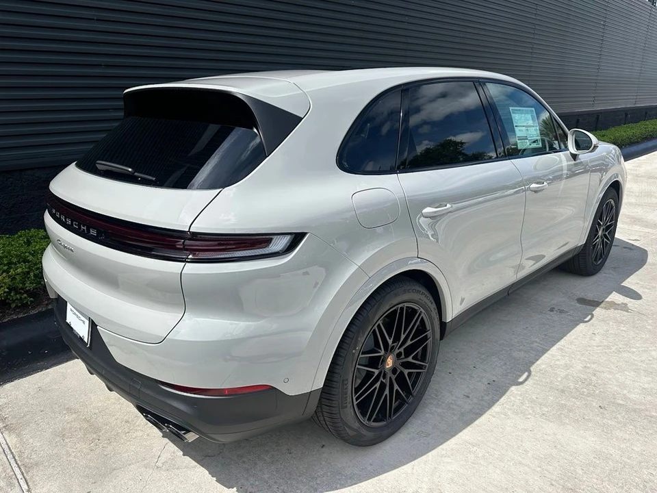 2026 Porsche Cayenne - Image 10 of 31
