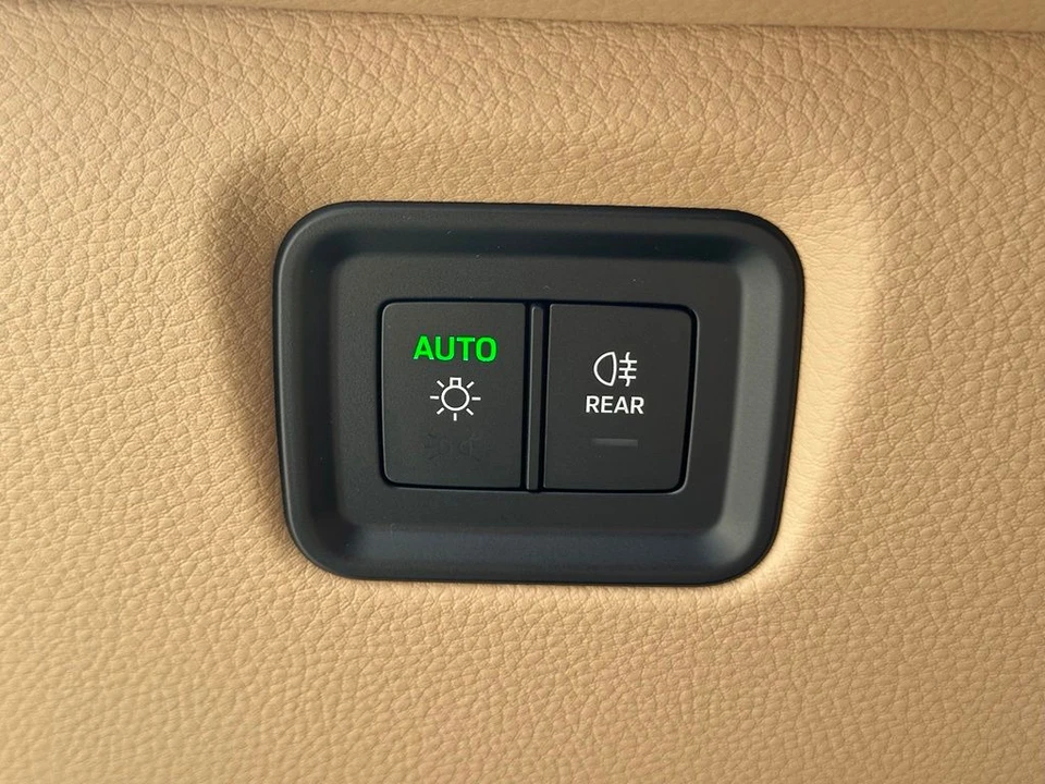 2026 Porsche Cayenne - Image 28 of 31