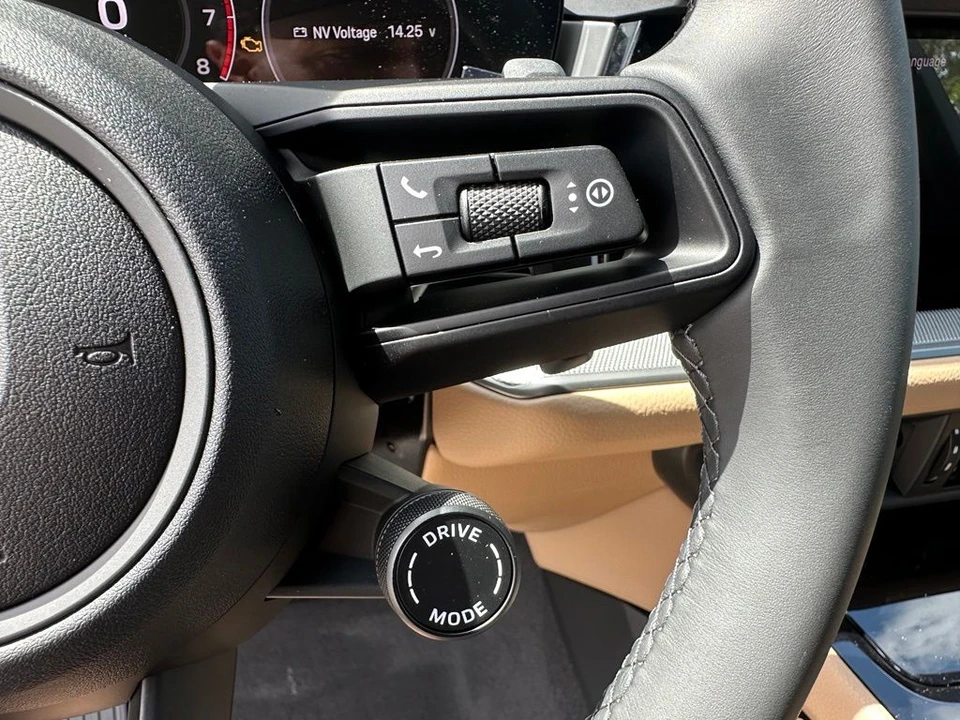 2026 Porsche Cayenne - Image 25 of 31