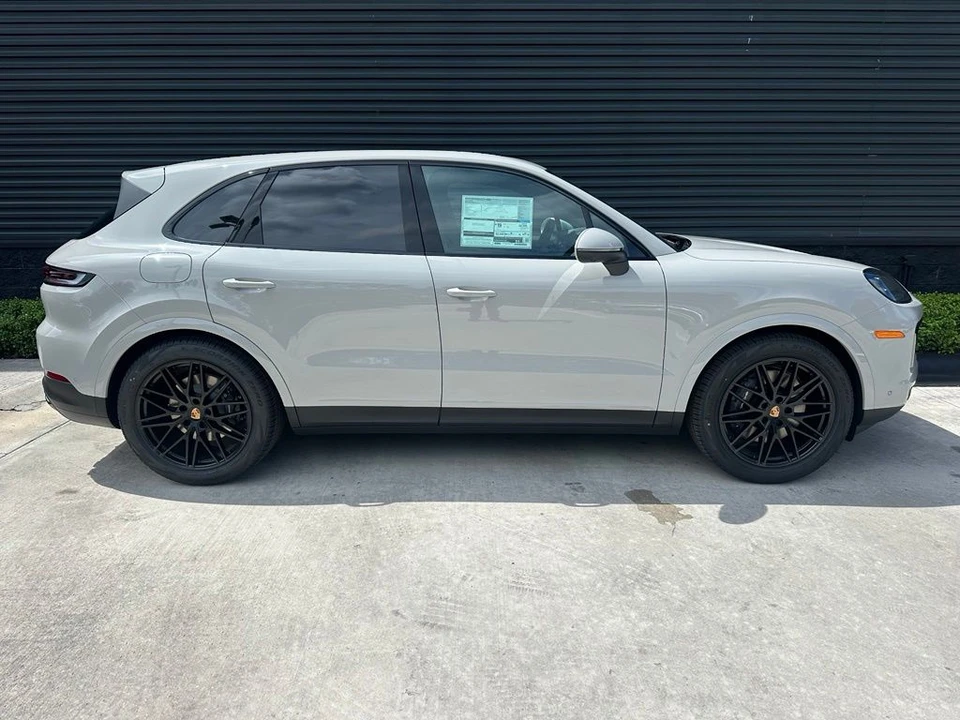 2026 Porsche Cayenne - Image 11 of 31