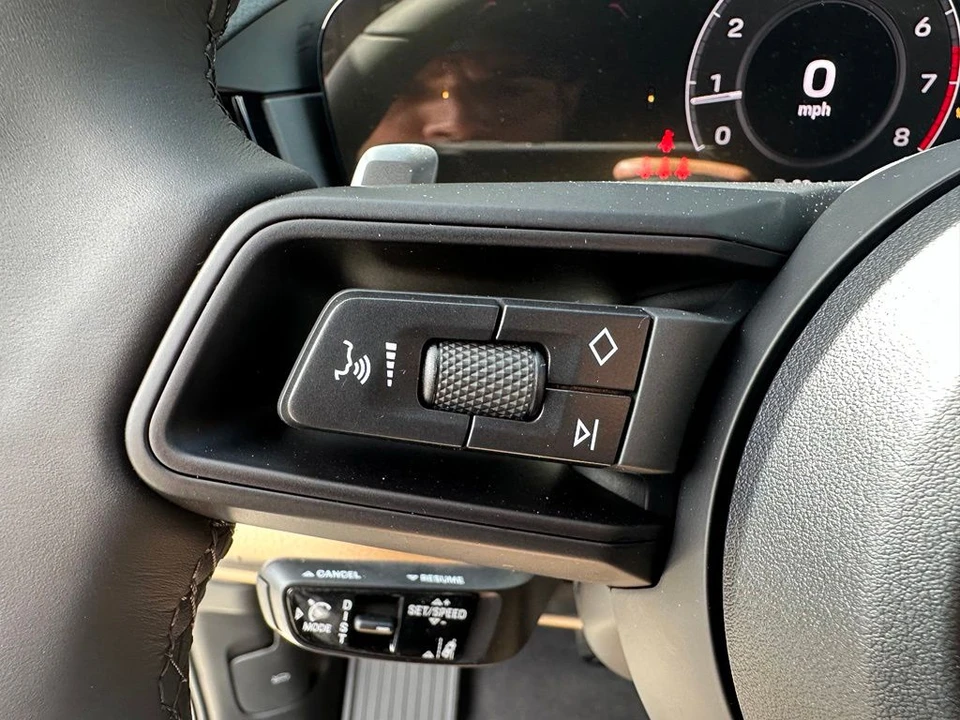 2026 Porsche Cayenne - Image 26 of 31