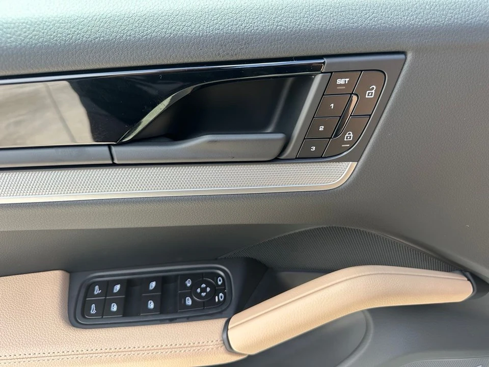 2026 Porsche Cayenne - Image 17 of 31