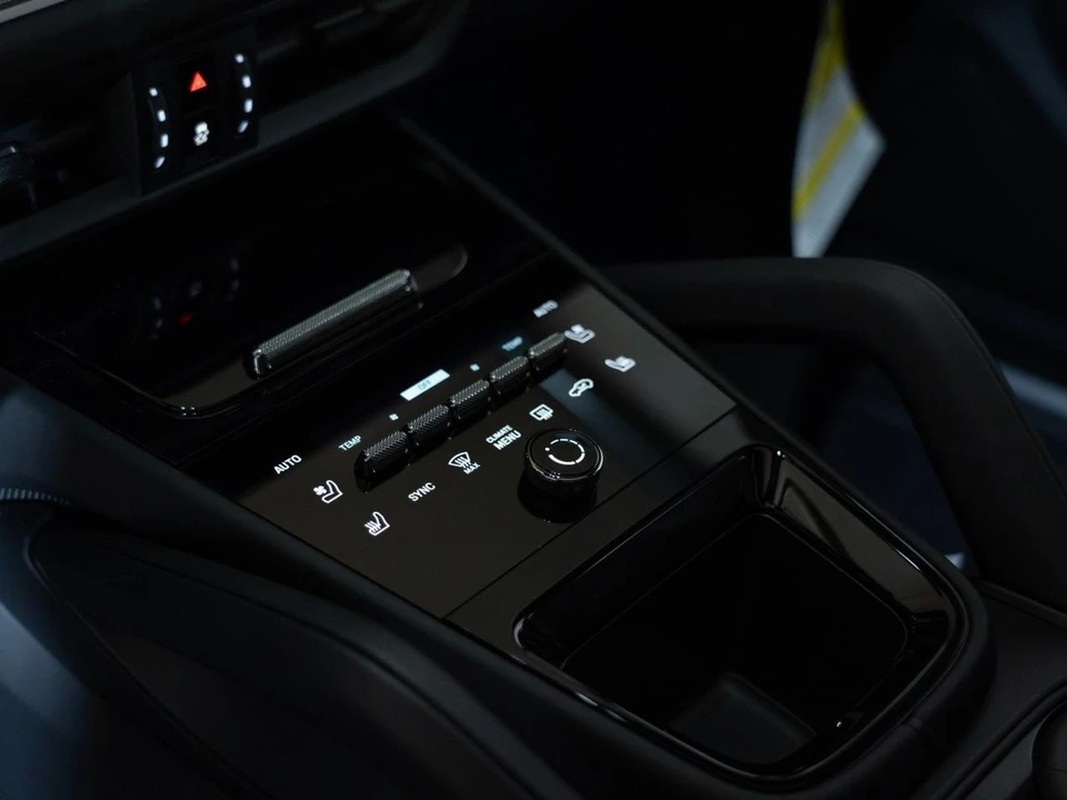 2026 Porsche 9Y0/9Y3 Cayenne - Image 21 of 28