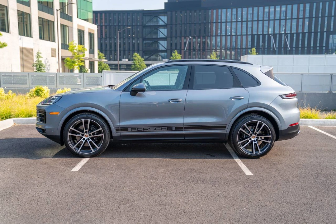 2026 Porsche 9Y0/9Y3 Cayenne - Image 2 of 5