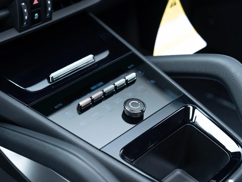 2026 Porsche Cayenne - Image 26 of 31
