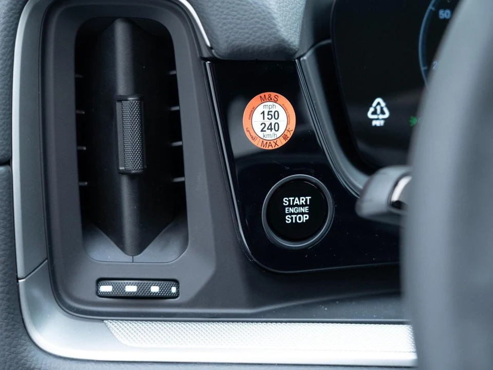 2026 Porsche Cayenne - Image 28 of 31