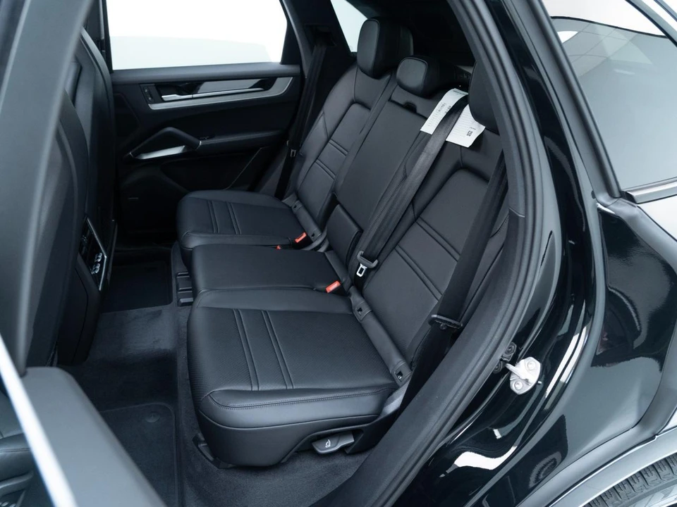 2026 Porsche Cayenne - Image 29 of 31