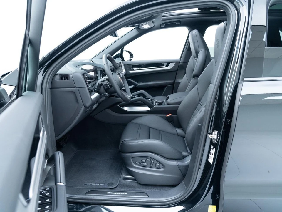 2026 Porsche Cayenne - Image 17 of 31