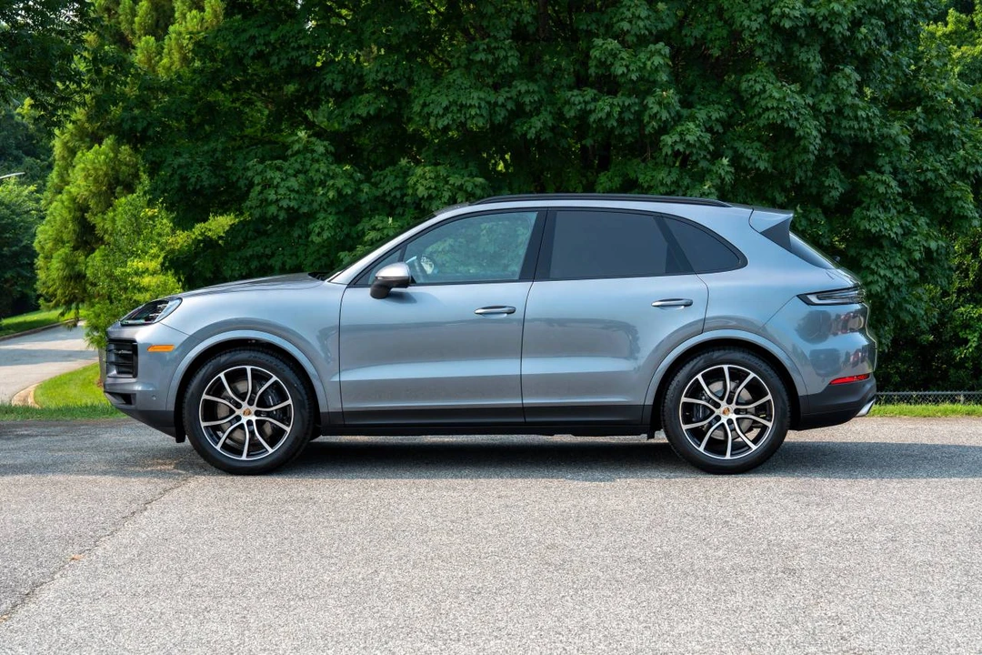 2026 Porsche 9Y0/9Y3 Cayenne - Image 2 of 5