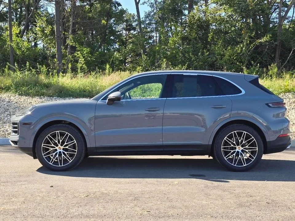 2026 Porsche 9Y0/9Y3 Cayenne - Image 2 of 4