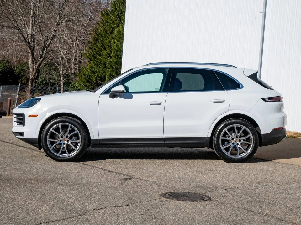 2026 Porsche 9Y0/9Y3 Cayenne - Image 2 of 5