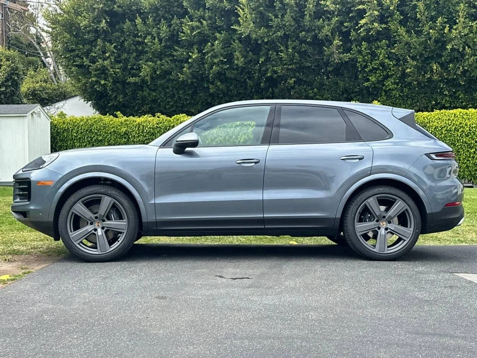 2026 Porsche 9Y0/9Y3 Cayenne - Image 2 of 5