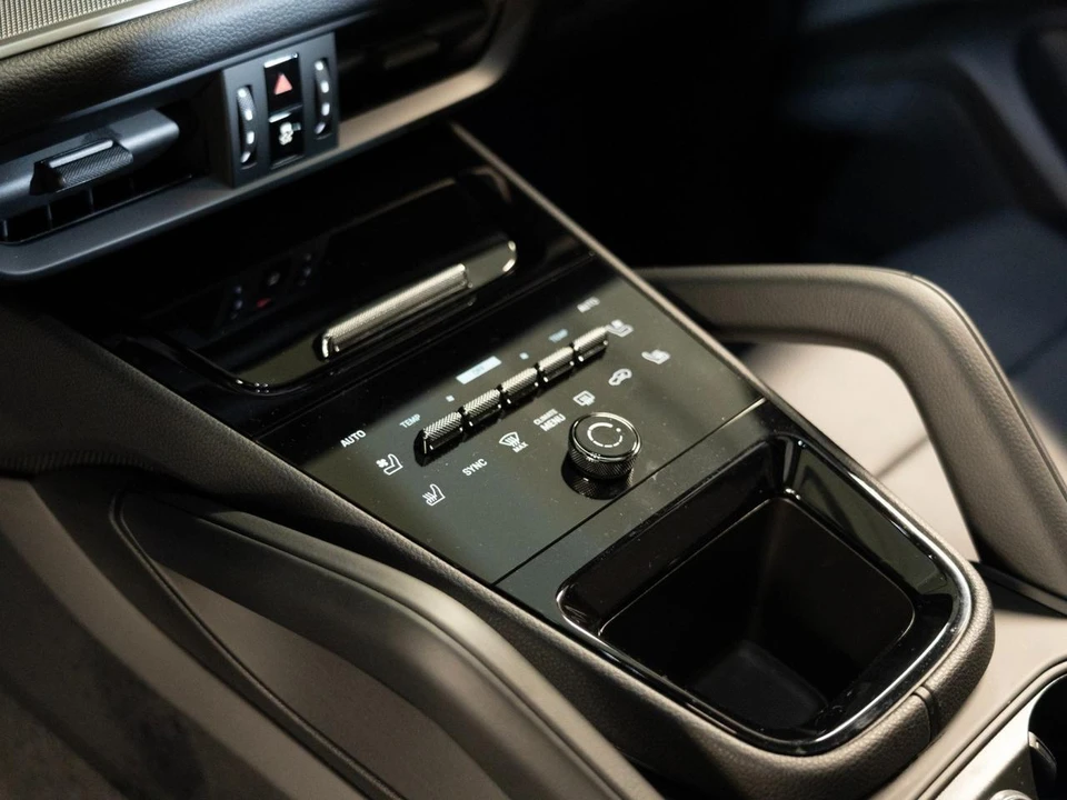 2026 Porsche 9Y0/9Y3 Cayenne - Image 23 of 29