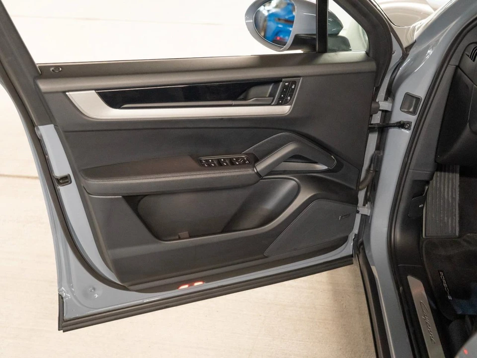 2026 Porsche 9Y0/9Y3 Cayenne - Image 17 of 30