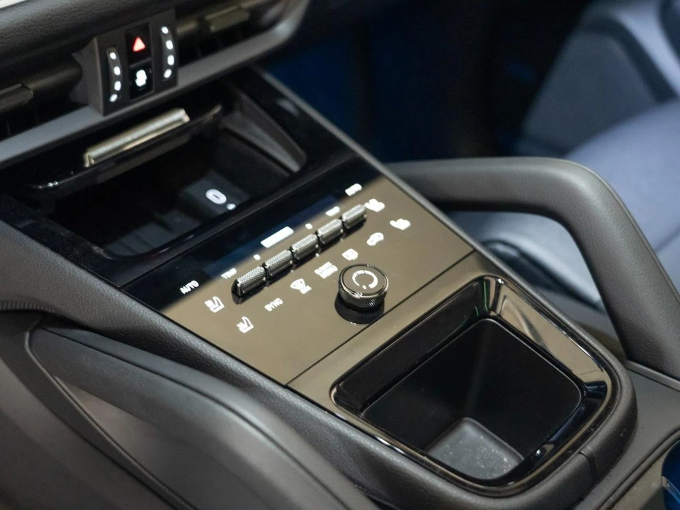 2026 Porsche 9Y0/9Y3 Cayenne - Image 23 of 30