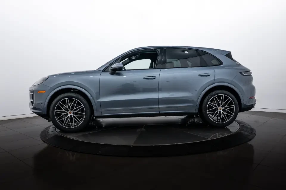 2026 Porsche 9Y0/9Y3 Cayenne - Image 15 of 31
