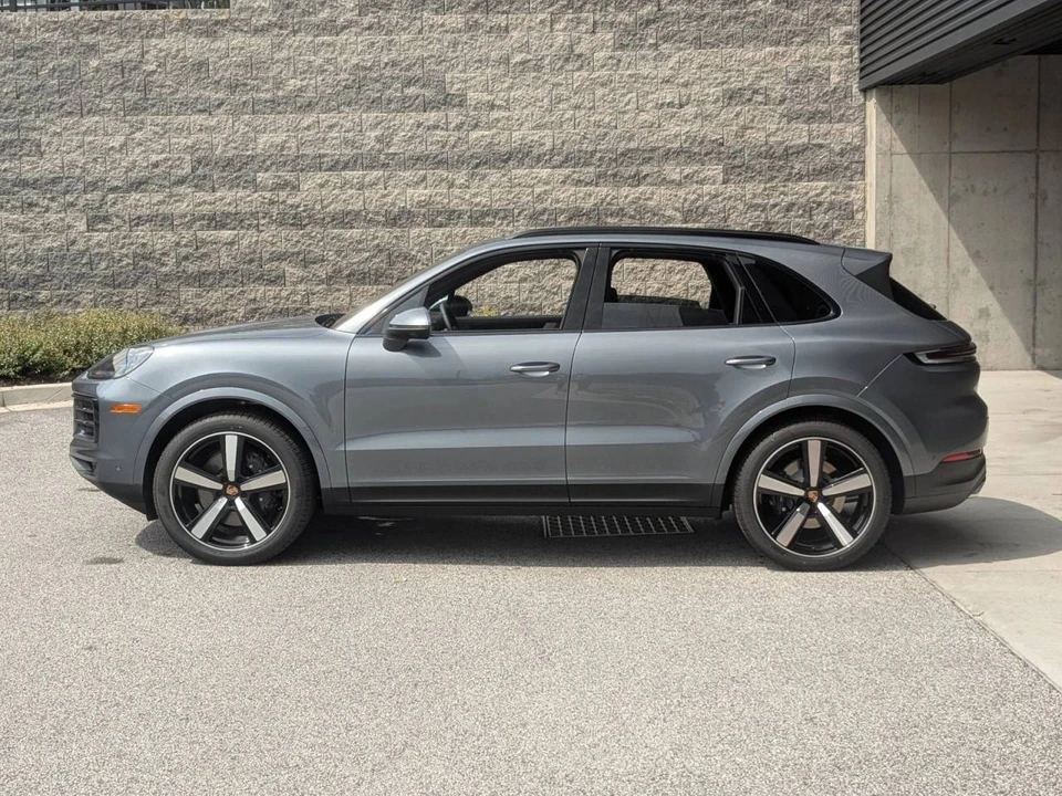 2026 Porsche 9Y0/9Y3 Cayenne - Image 2 of 4