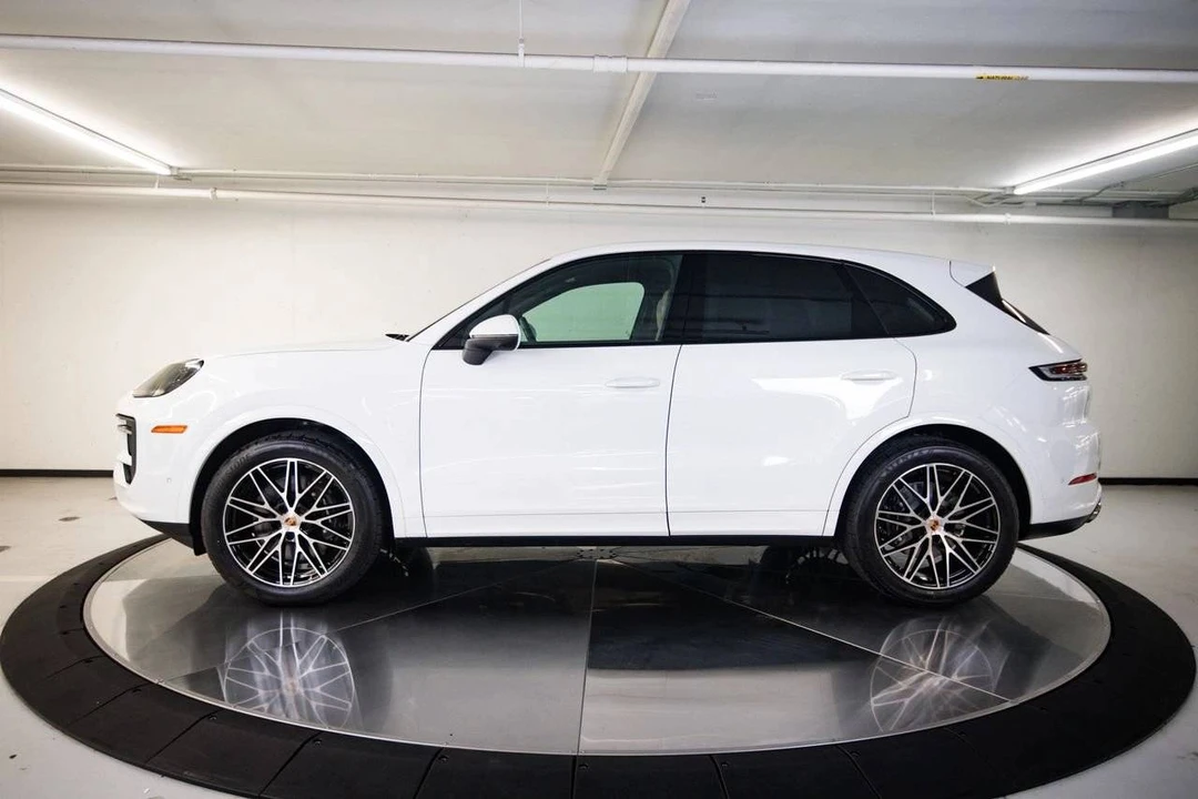 2026 Porsche 9Y0/9Y3 Cayenne - Image 2 of 5