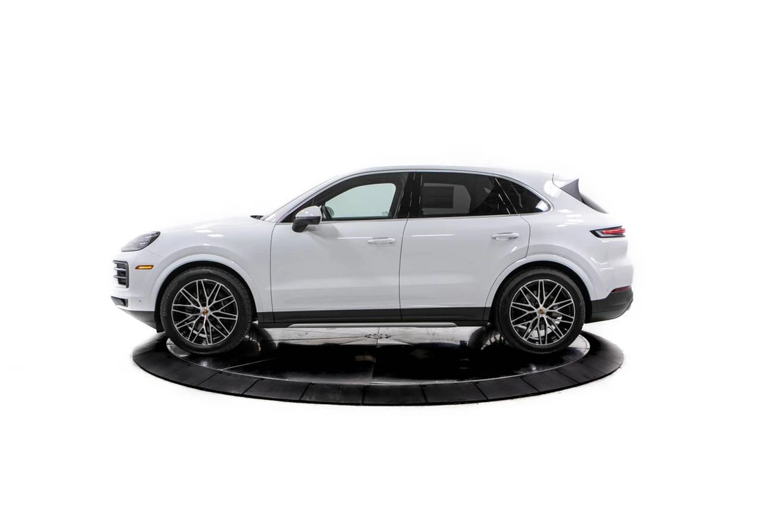 2026 Porsche 9Y0/9Y3 Cayenne - Image 2 of 5