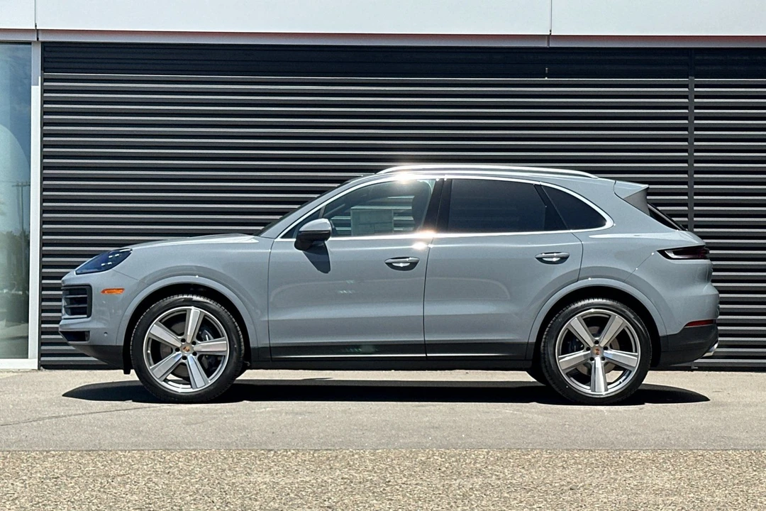 2026 Porsche 9Y0/9Y3 Cayenne - Image 2 of 31