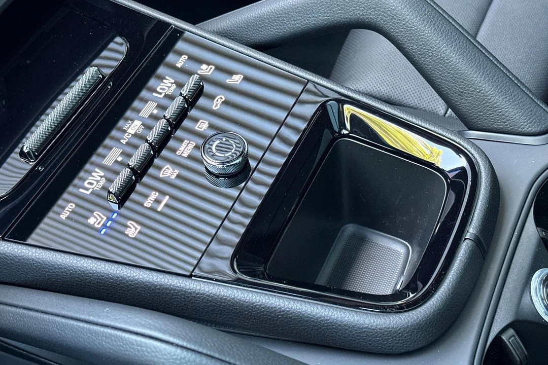 2026 Porsche Cayenne - Image 26 of 31