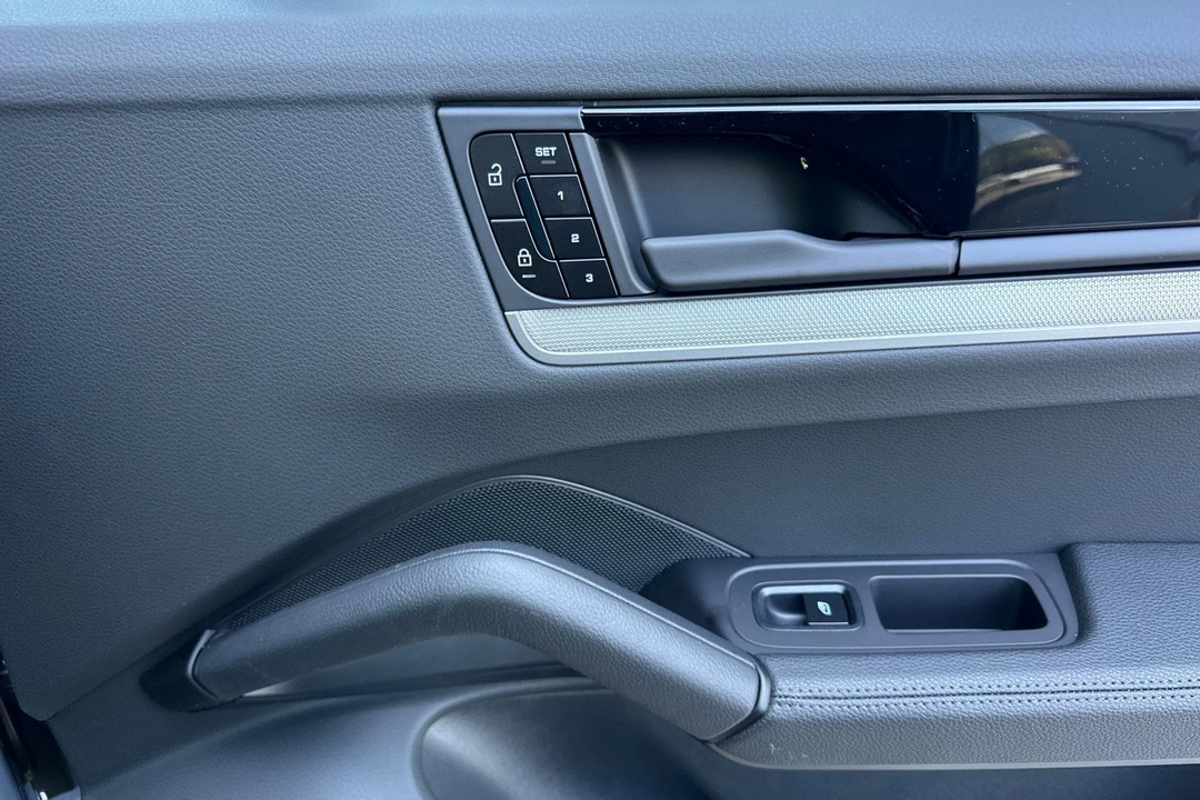 2026 Porsche 9Y0/9Y3 Cayenne - Image 20 of 31