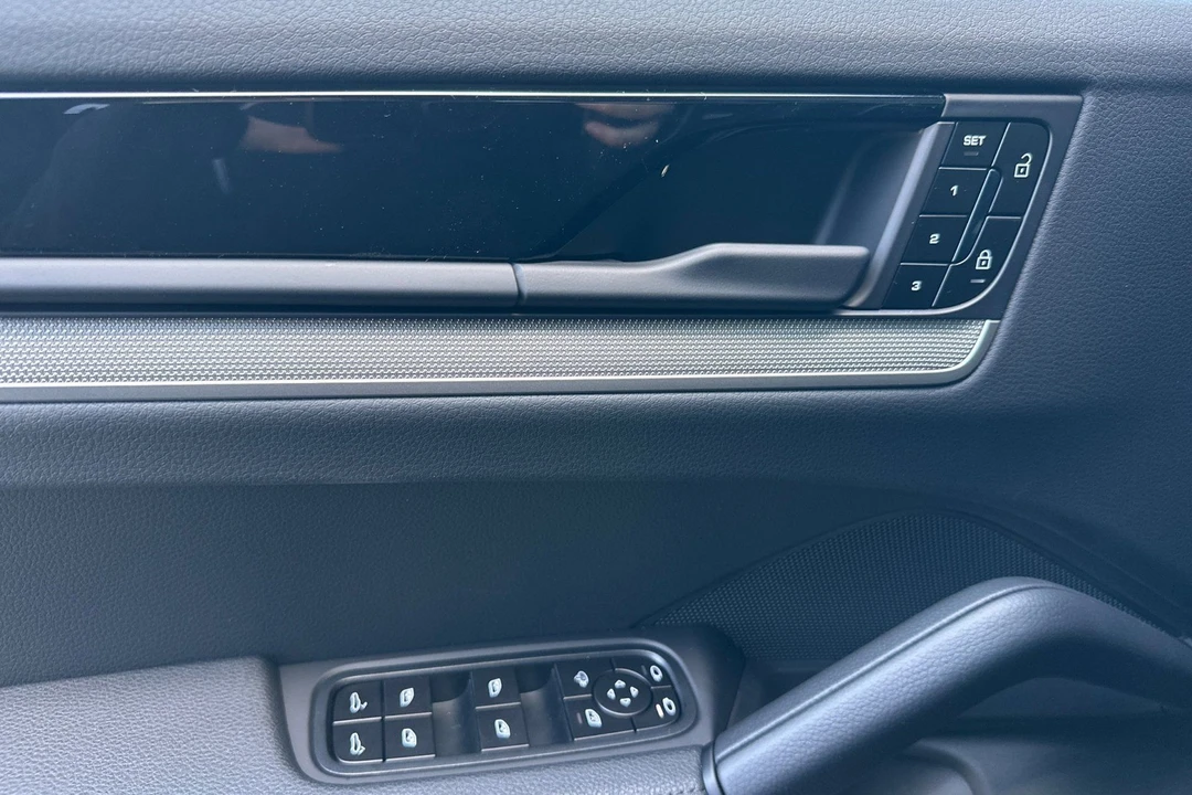2026 Porsche 9Y0/9Y3 Cayenne - Image 12 of 31