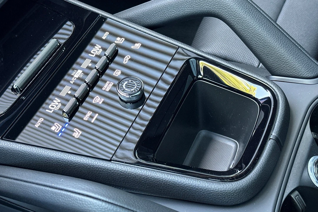 2026 Porsche 9Y0/9Y3 Cayenne - Image 26 of 31